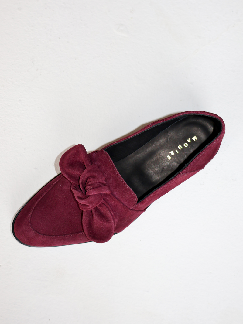 Loafer with a puffy suede bow detail on the vamp, in a bordeaux suede. 