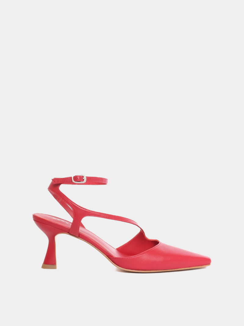 Cherry closed to heel with an asymmetric upper