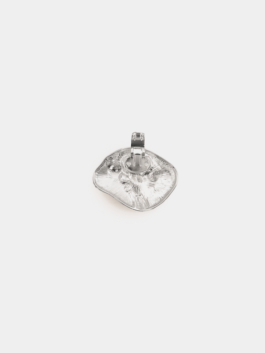 Oval textured silver shoe clip