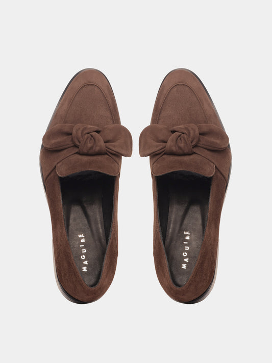 Loafer with a puffy suede bow detail on the vamp, in a brown suede. 
