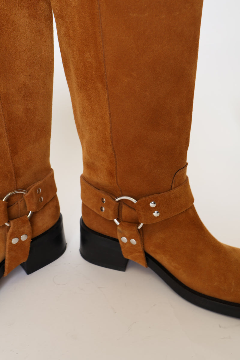 Floor Model Lucca Honey Suede 38