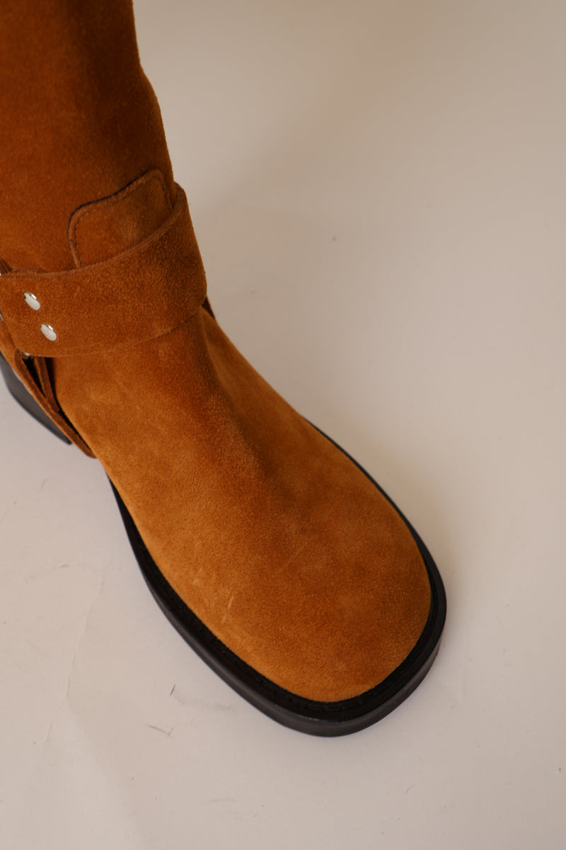 Floor Model Lucca Honey Suede 38